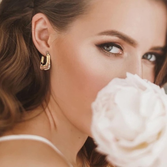 Minimalist Clear Gold Earrings - Picture 2 of 4